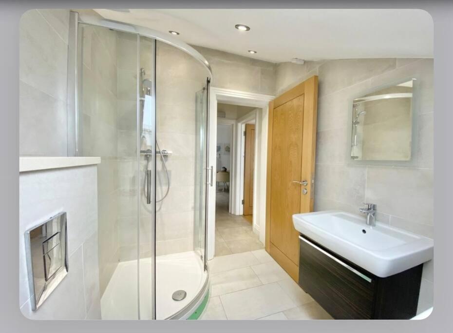 Luxury 4-Bed Apartment With Balcony & Garden, Near Emirates Stadium, 15 Mins To Central Londyn Zewnętrze zdjęcie