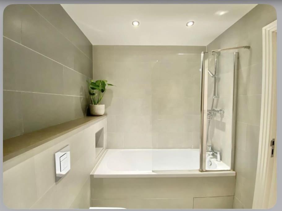 Luxury 4-Bed Apartment With Balcony & Garden, Near Emirates Stadium, 15 Mins To Central Londyn Zewnętrze zdjęcie