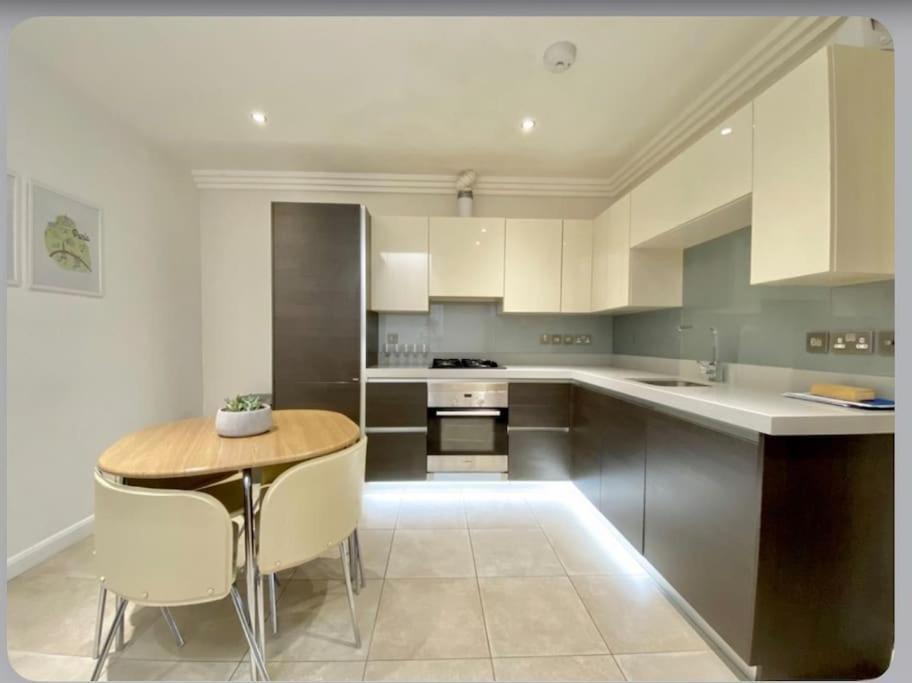 Luxury 4-Bed Apartment With Balcony & Garden, Near Emirates Stadium, 15 Mins To Central Londyn Zewnętrze zdjęcie