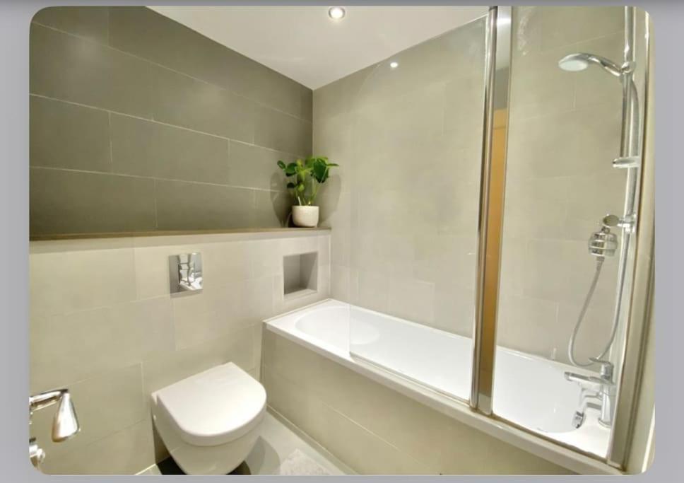 Luxury 4-Bed Apartment With Balcony & Garden, Near Emirates Stadium, 15 Mins To Central Londyn Zewnętrze zdjęcie